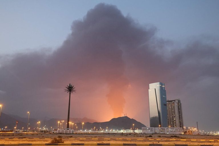 “وول ستريت جورنال”: الإمارات نفذت ضربات جوية داخل إيران كعضو ثالث في التحالف الأمريكي الإسرائيلي يكشف تقرير وول ستريت جورنال دورا عسكريا إماراتيا مبكرا في حرب إيران، شمل ضربات منسقة مع واشنطن وتل أبيب وتداعيات خليجية واقتصادية واسعة.