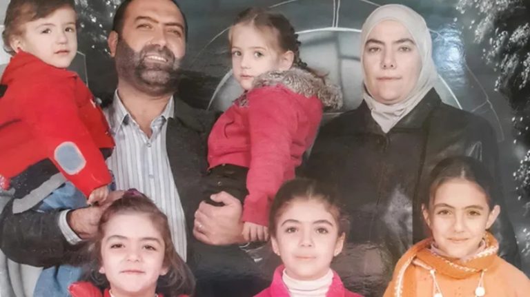 خنقاً بأسلاك البلاستيك في يوم اعتقالهم.. تفكك اللغز الفاجع لتصفية أطفال رانيا العباسي على يد سفاح التضامن لجنة المفقودين في سوريا تكشف أدلة على مقتل أطفال رانيا العباسي الستة بعد اختفائهم عام 2013، وتحقيقات تربط أمجد يوسف بالجريمة.