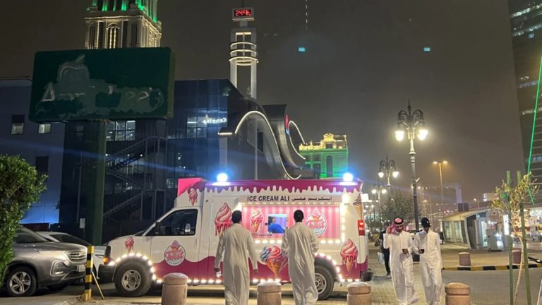 أزمة ثقافة أم ضائقة مالية؟.. أسباب تراجع الرياض عن الاستعانة بالخبراء الغربيين السعودية تجمّد عقوداً جديدة مع مستشارين غربيين وتؤجل مدفوعات قائمة ضمن إعادة تقييم أوسع للمشاريع، رغم قفزة إيرادات النفط خلال حرب إيران
