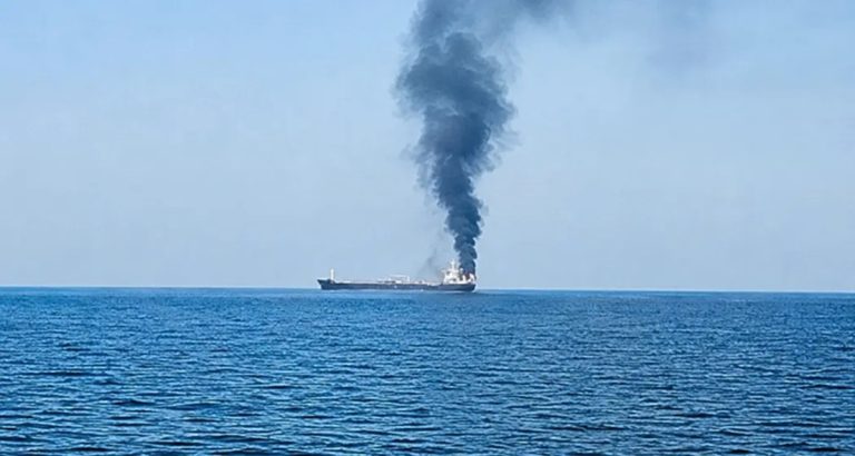 مقتل 3 بحارة هنود بعد استهداف ناقلة نفط في خليج عُمان.. هل تتوسع مواجهة واشنطن وطهران في مضيق هرمز؟ مقتل 3 بحارة هنود في ضربة أمريكية لناقلة بخليج عُمان يدفع نيودلهي لاستدعاء دبلوماسي أمريكي، وسط تصاعد التوتر حول حصار موانئ إيران.