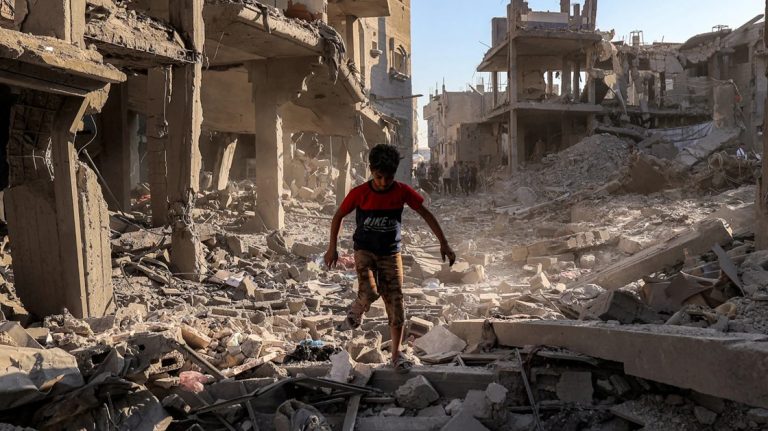 غزة تحت 61.5 مليون طن من الركام.. والصليب الأحمر يحذر: آلاف الجثامين قد لا تُعرَف هوياتها أبداً تحذّر اللجنة الدولية للصليب الأحمر من تعذّر تحديد هوية آلاف الجثامين تحت ركام غزة، وسط دمار واسع وعرقلة إدخال معدات الإنقاذ الثقيلة.