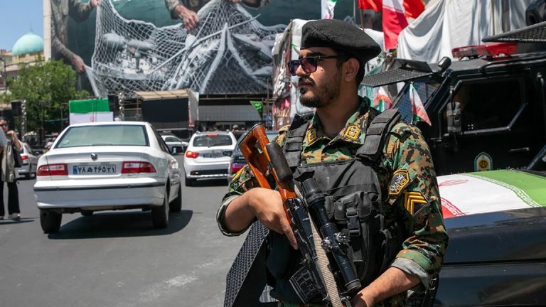 هل أخطأت واشنطن فهم إيران طوال عقود؟ فوكس نيوز: الأزمة أعمق من الملف النووي إيرانيون يتحدثون عن قمع الحرس الثوري والفقر ويدعون ترامب لمواصلة الضغط