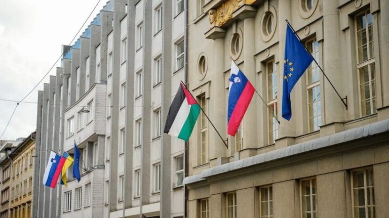 إزالة علم فلسطين من مقر الحكومة في ليوبليانا تعكس تحولاً حاداً بسياسة سلوفينيا مع عودة يانشا، بعد إدانة سلفه لإسرائيل واعترافه بفلسطين.