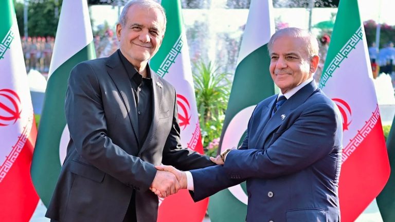 باكستان تكشف مفاجأة في مفاوضات واشنطن وطهران: الصواريخ الباليستية الإيرانية خارج أي تفاوض أكدت باكستان أن برنامج إيران الصاروخي لم يُطرح في مفاوضات واشنطن وطهران، رغم تبرير الحرب به، فيما شدد بزشكيان على رفض أي تنازل دفاعي.