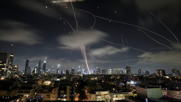 إيران تعلن استهداف قواعد أمريكية في البحرين والكويت والأردن رداً على ضربات قرب مضيق هرمز إيران تعلن استهداف قواعد أميركية في البحرين والكويت والأردن رداً على ضربات قرب هرمز، وواشنطن تقلل من أثر الهجمات وسط تصعيد إقليمي خطير