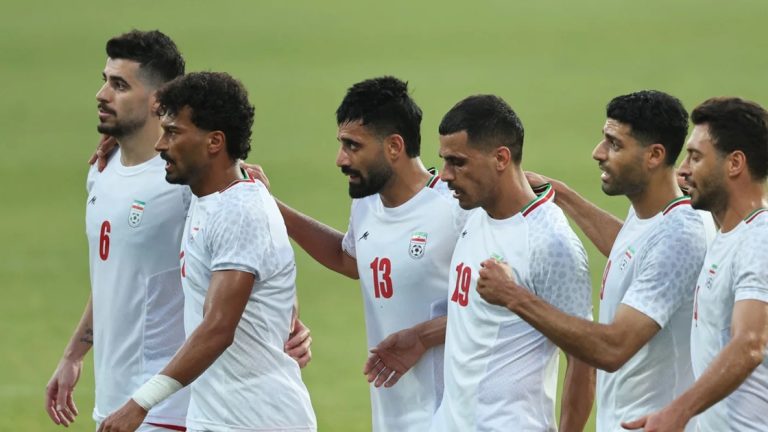 منتخب إيران في كأس العالم 2026.. ضغوط السياسة تطارد «تيم ملي» من طهران إلى لوس أنجلوس يدخل منتخب إيران كأس العالم 2026 وسط ضغوط سياسية غير مسبوقة، من توتر واشنطن وطهران إلى غضب الداخل وجمهور المنفى في لوس أنجلوس قبيل مباراته الافتتاحية.