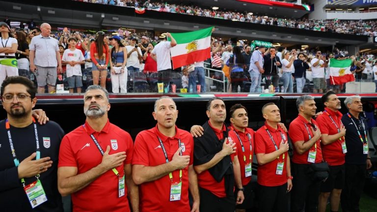 فضيحة مونديال 2026: أمريكا تطرد منتخب إيران فوراً بعد مباراة نيوزيلندا وتحرمه من الاستشفاء البدني! لاعبو إيران يشتكون من قيود السفر الأميركية في مونديال 2026، مؤكدين أن رفض التأشيرات والتنقلات القسرية أربكا استعداداتهم وسط انتقادات لفيفا.