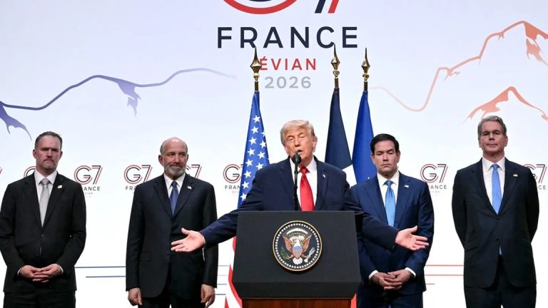 لماذا قد يكون صندوق إعمار إيران بـ300 مليار دولار شبه مستحيل التنفيذ؟ عقبات قانونية وسياسية تعقّد الاتفاق مع واشنطن. تحذيرات من عقبات قانونية بسبب العقوبات الأميركية تهدد صندوق الـ300 مليار دولار لإيران، وسط شكوك في قابلية تنفيذ مذكرة واشنطن وطهران.