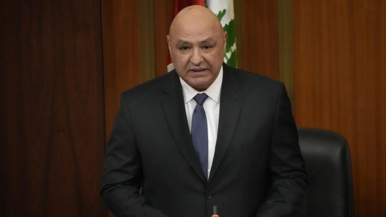 عون يرفض تدخل إيران في شؤون لبنان، ويدعو حزب الله إلى التفاوض لإنهاء التصعيد مع إسرائيل وسط تعثر الجهود الأميركية.