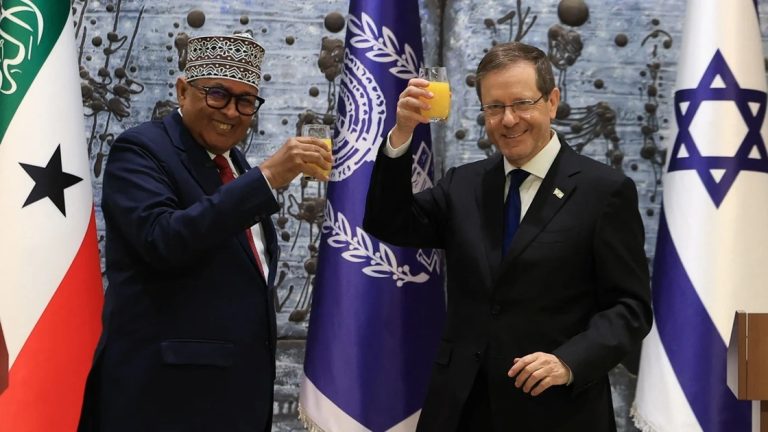 بعد الاعتراف الإسرائيلي.. رئيس صوماليلاند في تل أبيب لبحث الأمن والتعاون العسكري رئيس صوماليلاند يزور إسرائيل لأول مرة بعد اعتراف تل أبيب بالإقليم، ويلتقي هرتسوغ تمهيداً لمباحثات مع نتنياهو حول الأمن والتعاون في البحر الأحمر.