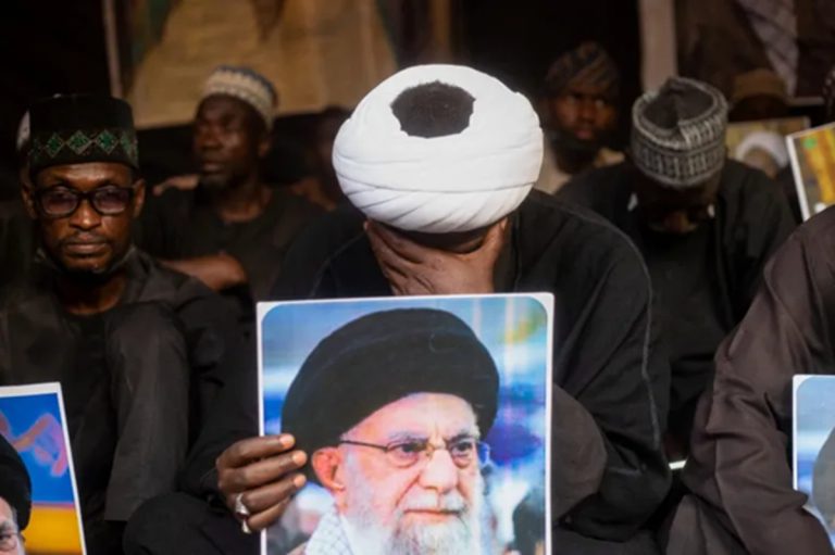 “أصداء حرب الشرق الأوسط في أفريقيا”.. طهران تحرك شوارع نيجيريا بالرايات السوداء وصور خامنئي احتجاجات شيعية مؤيدة لإيران في مدن نيجيرية تكشف تداخل الهوية الدينية مع صراعات الشرق الأوسط، وسط مخاوف من استقطاب داخلي وحسابات أمنية ودبلوماسية.