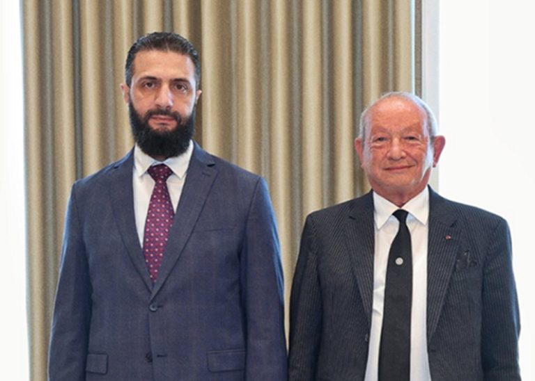 زيارة نجيب ساويرس إلى دمشق ولقاؤه أحمد الشرع تعكس اختباراً لثقة المستثمرين بسوريا الجديدة ومساعي إعادة الإعمار بعد إرث الأسد ونزاعه مع رامي مخلوف.