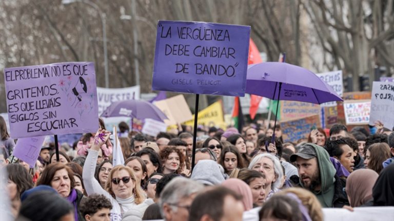محكمة سويدية تدين رجلاً باستغلال زوجته وبيع خدماتها الجنسية في قضية تهز أوروبا محكمة سويدية تقضي بسجن ستيني 4 سنوات و5 أشهر بعد إدانته باستغلال زوجته جنسياً وبيع خدماتها لسنوات، مع تبرئته من اتهامات اغتصاب عدة.