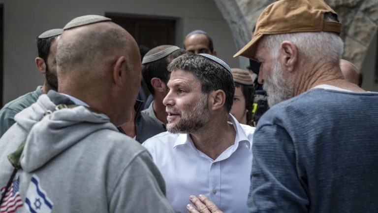 سموتريتش يفتح جبهة جديدة في الخليل.. سحب صلاحيات الفلسطينيين وتوسيع النفوذ الاستيطاني قرار سموتريتش بإلغاء بروتوكول الخليل ينقل صلاحيات البناء من البلدية الفلسطينية إلى إسرائيل، ويثير مخاوف على الحرم الإبراهيمي وسط تصعيد ميداني.