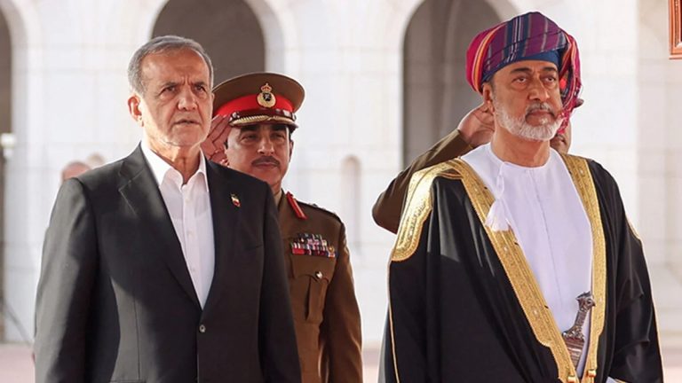 عُمان الرابح الأكبر من حرب إيران.. كيف حوّلت مسقط الأزمة إلى مكاسب استراتيجية واقتصادية؟ بينما كانت معظم دول الخليج تنخرط بصورة مباشرة أو غير مباشرة في الحرب الأميركية الإسرائيلية ضد إيران، اختارت سلطنة عُمان مساراً مختلفاً قوامه الحياد والدبلوماسية. واليوم، وبعد التوصل إلى اتفاق لوقف إطلاق النار بين واشنطن وطهران، يرى مراقبون ودبلوماسيون أن مسقط خرجت من الأزمة باعتبارها أحد أكبر المستفيدين من التحولات الجيوسياسية الجديدة في المنطقة. ووفقاً لتقرير نشره موقع «ميدل إيست آي»، فإن عُمان، التي تعرضت خلال الحرب لانتقادات وضغوط أميركية بسبب موقفها المتوازن تجاه إيران، وجدت نفسها في موقع متقدم داخل النظام الإقليمي الجديد الذي يتشكل في الخليج والشرق الأوسط. من التهديد الأميركي إلى المكاسب السياسية خلال الحرب، كانت عُمان الدولة الخليجية الوحيدة التي وجّه إليها الرئيس الأميركي دونالد ترامب تهديدات مباشرة، بعدما رفضت مسقط الانضمام إلى حملة الضغوط على إيران أو التنديد بمواقفها المتعلقة بمضيق هرمز. وبحسب مسؤولين أميركيين تحدثوا للموقع، أثار الموقف العُماني غضب ترامب الذي اعتبر أن مسقط لم تتجاوب مع الجهود الأميركية الرامية إلى عزل إيران سياسياً وإعلامياً. ورغم الضغوط، تمسكت القيادة العُمانية بسياسة التوازن والحوار، وهو ما اعتبره خبراء اليوم أحد أسباب نجاحها في تعزيز نفوذها الإقليمي. وقال أستاذ دراسات الشرق الأوسط في جامعة برينستون برنارد هيكل إن «الموقف العُماني الذي كان يُنظر إليه سابقاً باعتباره استثناءً داخل الخليج، أصبح الآن النموذج الذي تسعى دول أخرى إلى اتباعه في تعاملها مع إيران». تحول خليجي نحو التفاهم مع إيران أظهرت الحرب الأخيرة حدود الرهان الخليجي على المواجهة مع طهران، خصوصاً بعد أن أثبتت إيران قدرتها على التأثير في أمن المنطقة وممراتها الحيوية. ووفقاً للتقرير، بدأت عدة دول خليجية، من بينها السعودية والكويت والإمارات، بإعادة ترتيب علاقاتها مع إيران والبحث عن تفاهمات أمنية واقتصادية معها. وقال أستاذ العلاقات الدولية في كلية لندن للاقتصاد فواز جرجس إن السؤال الرئيسي في المنطقة لم يعد مرتبطاً بمسار التطبيع مع إسرائيل، بل بمدى استعداد دول الخليج للتعايش مع النفوذ الإيراني والتفاهم معه. وأضاف أن عُمان كانت الدولة الخليجية الأولى التي تبنت هذا النهج، بينما بدأت بقية الدول الآن بالسير في الاتجاه ذاته. مضيق هرمز يمنح عُمان ثقلاً استثنائياً يُعد مضيق هرمز أحد أهم الممرات البحرية في العالم، حيث تمر عبره نسبة كبيرة من صادرات النفط والغاز العالمية. وتشير التقديرات إلى أن الحرب الأخيرة عززت إدراك الجميع لحقيقة أساسية مفادها أن أي ترتيبات مستقبلية تتعلق بالمضيق لا يمكن أن تتم دون موافقة كل من إيران وعُمان، باعتبارهما الدولتين الوحيدتين المطلتين عليه مباشرة. ويرى خبراء قانونيون أن مسقط قد تستفيد مستقبلاً من ترتيبات تنظيم الملاحة البحرية أو الخدمات الملاحية داخل المضيق، ما يمنحها نفوذاً اقتصادياً وسياسياً إضافياً. وقال برنارد هيكل إن أي صيغة جديدة لإدارة الملاحة في هرمز ستمنح عُمان دوراً أساسياً وتأثيراً كبيراً في القرارات المتعلقة بأحد أهم الممرات البحرية العالمية. ارتفاع إيرادات النفط والغاز اقتصادياً، استفادت السلطنة من الحرب بصورة مباشرة. فقد ارتفعت الإيرادات الحكومية العُمانية بنسبة 13% خلال فترة الحرب نتيجة زيادة صادرات النفط والغاز، مستفيدة من موقع منشآتها النفطية الرئيسية خارج مضيق هرمز. كما عززت السلطنة صادراتها من الغاز الطبيعي المسال والأسمدة المرتبطة بصناعة الغاز، في وقت شهدت فيه الأسواق العالمية اضطرابات حادة في سلاسل الإمداد. وقال مسؤول عُماني للموقع إن بلاده تمكنت من الحفاظ على دورها كمصدر موثوق للطاقة والغذاء خلال الأزمة، بفضل موقعها الجغرافي وسياساتها المتوازنة. موانئ عُمان تستعد لمرحلة ازدهار جديدة ومن أبرز المكاسب التي حققتها السلطنة الارتفاع الكبير في حركة الموانئ البحرية. فقد شهد ميناء صحار زيادة هائلة في طلبات تغيير مسارات السفن بلغت نحو 1766% خلال الحرب، بينما ارتفعت الحركة في ميناء صلالة بنسبة تجاوزت 800%، بحسب بيانات شركة «ويندوارد» المتخصصة في الاستخبارات البحرية. ويرى محللون أن دول الخليج ستسعى خلال السنوات المقبلة إلى تطوير مشاريع لوجستية وأنابيب نقل جديدة تقلل اعتمادها على مضيق هرمز، ما يمنح الموانئ العُمانية أهمية استراتيجية متزايدة. كما تواصل الإمارات وعُمان تنفيذ مشروع خط السكك الحديدية الذي يربط الموانئ العُمانية بالأسواق الخليجية، بينما تدرس الكويت والسعودية مشاريع إضافية مرتبطة بالبنية التحتية والطاقة داخل السلطنة. وسيط لا يمكن الاستغناء عنه ورغم استبعاد عُمان من بعض مراحل المفاوضات الأخيرة بين الولايات المتحدة وإيران، يؤكد دبلوماسيون غربيون وعرب أن مسقط ستظل طرفاً لا غنى عنه في أي ترتيبات مستقبلية بالمنطقة. فقد لعبت السلطنة خلال العقدين الماضيين دور الوسيط الرئيسي في عدد من الملفات المعقدة، من الاتفاق النووي الإيراني إلى قنوات الاتصال غير المباشرة بين واشنطن وجماعة الحوثي في اليمن. وترى الباحثة في المعهد الأوروبي للسلام آنا جاكوبس أن الولايات المتحدة قد تختلف مع عُمان في بعض الملفات، لكنها ستحتاج عاجلاً أم آجلاً إلى خبرتها الدبلوماسية وعلاقاتها المتوازنة مع مختلف الأطراف الإقليمية. شرق أوسط جديد وعُمان في قلبه تكشف نتائج الحرب الأميركية الإسرائيلية على إيران عن تحول عميق في موازين القوى الإقليمية. ففي الوقت الذي راهنت فيه دول عدة على التصعيد والمواجهة، اختارت عُمان نهج التهدئة والحوار والحفاظ على قنوات الاتصال مع جميع الأطراف. ومع تزايد أهمية مضيق هرمز، وارتفاع قيمة الموانئ العُمانية، وتعاظم الحاجة إلى وسطاء موثوقين في المنطقة، تبدو مسقط اليوم في موقع يسمح لها بتحقيق مكاسب سياسية واقتصادية واستراتيجية قد تجعلها أحد أبرز الرابحين من مرحلة ما بعد الحرب.