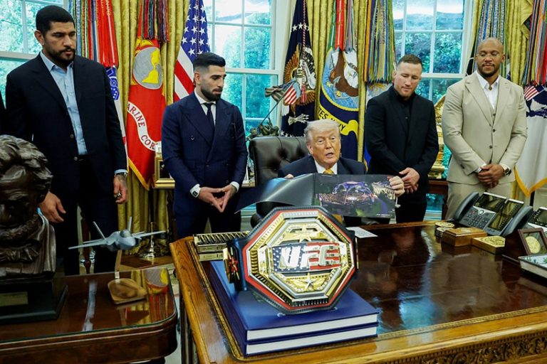 مقاتلون يرفضون دعوة ترامب.. البيت الأبيض يتحول إلى حلبة قتال وفعالية “حرية 250” تثير جدلاً واسعاً في الولايات المتحدة مقاتلوا UFC يتمردعلى استعراض ترامب في البيت الأبيض