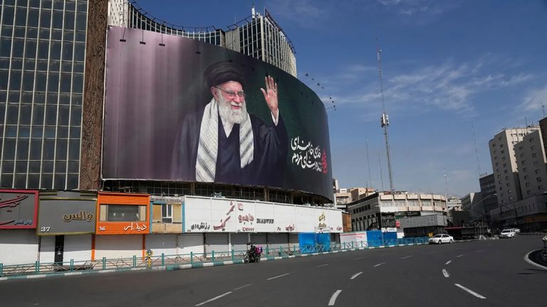 إيران تسوّق تفاهمات نووية وبشأن مضيق هرمز مع ترامب كـ«انتصار» على أمريكا وإسرائيل.. إعلام إيران الرسمي يصوّر مذكرة التفاهم المرتقبة مع واشنطن حول مضيق هرمز والملف النووي كإنجاز لطهران، وسط ترقب لتفاصيل وقف التصعيد والعقوبات.