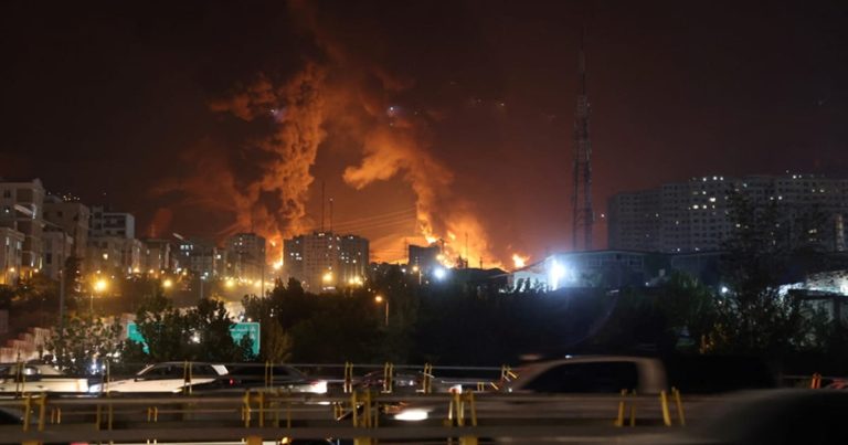 الهند تكسر صمتها وتستنفر عقب الصواريخ الإيرانية الإسرائيلية: أسواق الطاقة العالمية في خطر! أعربت الهند عن قلقها من التصعيد بين إيران وإسرائيل في غرب آسيا، داعية إلى حماية المدنيين وخفض التوتر والعودة للدبلوماسية وسط تداعيات إنسانية واقتصادية متزايدة.