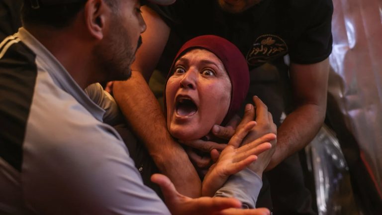 غزة تحت مقصلة “التصعيد الإقليمي”: 13 شهيداً في غارات جديدة.. وإسرائيل تغلق معبر المساعدات بذريعة “حرب إيران”! مقتل 13 فلسطينياً في غارات إسرائيلية على غزة، بينهم طفل وصياد وشرطيون، وإغلاق مؤقت لمعبر كرم أبو سالم وسط تجدد القتال مع إيران يهدد دخول المساعدات.