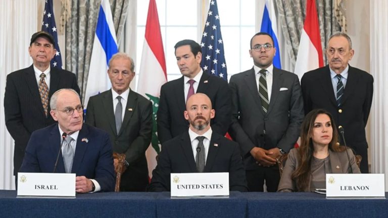 اتفاق واشنطن بين لبنان وإسرائيل يثير رفضاً سياسياً واسعاً ومخاوف سيادية، فيما تسعى القوى لاحتواء التوتر بانتظار المفاوضات الأميركية الإيرانية.