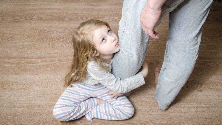 7 علامات تكشف أثر نقص الحنان في الطفولة.. كيف يرافق الحرمان العاطفي الإنسان حتى الكِبر؟ يكشف علماء النفس 7 سمات شائعة لدى بالغين حُرموا من الحنان في الطفولة،