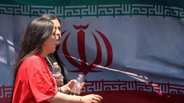 اتفاق إيران وأمريكا يقترب من الحسم.. باكستان تتحدث عن نص نهائي وسويسرا تعرض استضافة التوقيع إيران وواشنطن تقتربان من توقيع مذكرة تفاهم بوساطة باكستانية، وسط تضارب حول بنود العقوبات ومضيق هرمز وعرض سويسري لاستضافة المراسم.