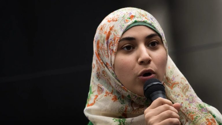 مرشحة فلسطينية تقترب من دخول مجلس شيوخ نيويورك.. أبر قواس تراهن على موجة التغيير التقدمي أبر قواس تسعى لأن تصبح أول فلسطينية في مجلس شيوخ ولاية نيويورك بدعم من زهران ممداني وبيرني ساندرز
