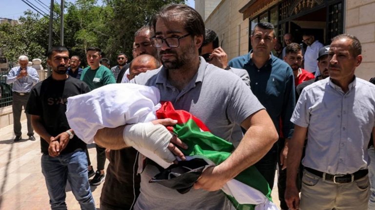 اغتيال البراءة في الخليل.. رصاصة إسرائيلية تخترق رأس رضيع عمره “7 أشهر” والاحتلال يهرب من المحاسبة! مقتل الرضيع الفلسطيني سام أبو هيكل برصاص جنود إسرائيليين في الخليل، ووالده يؤكد أن السيارة توقفت وأن الجنود رأوا العائلة قبل إطلاق النار.