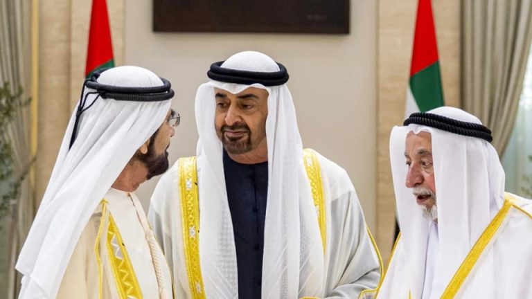 الإمارات دفعت مليارات الدولارات لإيران.. كيف موّلت صناديق أبوظبي السيادية اتفاق الـ 60 يوماً بين ترامب وطهران؟ تقرير يكشف دفع الإمارات مليارات الدولارات لإيران ضمن تفاهم لوقف الهجمات، بعد لقاءات سرية مع مسؤولين في الحرس الثوري وسط تبدل لافت بموقف أبوظبي.