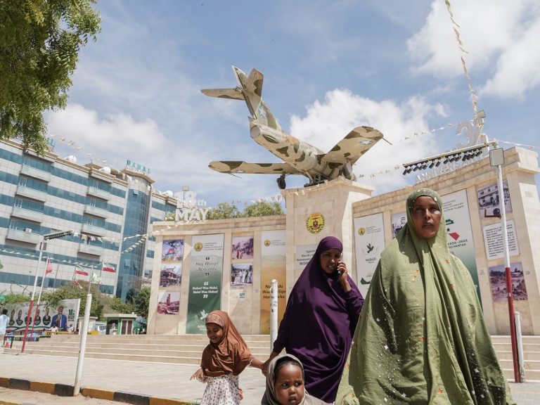 بين طموح التنمية ومقصلة الحروب.. كيف يفتح اعتراف إسرائيل بأرض الصومال أبواب الفرص ويثير مخاطر الصراع الإقليمي؟ أعاد الاعتراف الإسرائيلي بأرض الصومال رسم المشهد الجيوسياسي في منطقة القرن الإفريقي