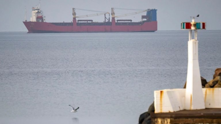 السويد تدق ناقوس الخطر: أسطول الظل الروسي يواصل التحرك تحت حماية عسكرية في بحر البلطيق تحذيرات سويدية من تصاعد نشاط موسكو العسكري في البلطيق، مع استمرار عبور أسطول الظل الروسي لنقل النفط رغم العقوبات وعمليات التفتيش.