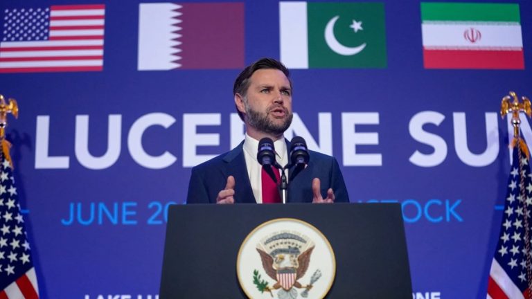أول جولة من المفاوضات الأمريكية الإيرانية تنتهي برفع مؤقت للعقوبات وسط غموض حول الملف النووي تعليق مؤقت للعقوبات يفتح نافذة تهدئة بين واشنطن وطهران بعد محادثات سويسرا، وسط تضارب بشأن التفتيش النووي وضمانات الملاحة في هرمز الحساسة.