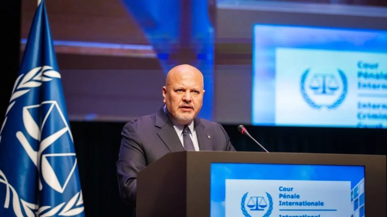 تعليق عمل كريم خان “بأثر فوري” بتهمة سوء السلوك.. ودفاعه يتهم القوى السياسية بتجاهل براءته القضائية! علّق مكتب جمعية الدول الأطراف في الجنائية الدولية عمل المدعي العام كريم خان فوراً، رغم تقرير قضائي لم يثبت سوء سلوك، تمهيداً لحسم مصيره بتصويت الدول.