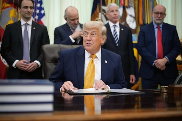 ترامب يراهن على الطاقة النووية: 17.5 مليار دولار لبناء 10 مفاعلات جديدة لتغذية طفرة الذكاء الاصطناعي إدارة ترامب تخصص 17.5 مليار دولار لتسريع بناء 10 مفاعلات نووية كبرى، لتلبية الطلب المتزايد على كهرباء مراكز البيانات والذكاء الاصطناعي.