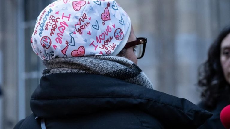 فرنسا تواجه اتهامات بالتمييز ضد المحجبات.. قيود متزايدة تعرقل وصول المسلمات إلى سوق العمل تواجه النساء المحجبات في فرنسا قيوداً متزايدة في سوق العمل تشمل المحاماة والتعليم والصحافة والقطاع الصحي