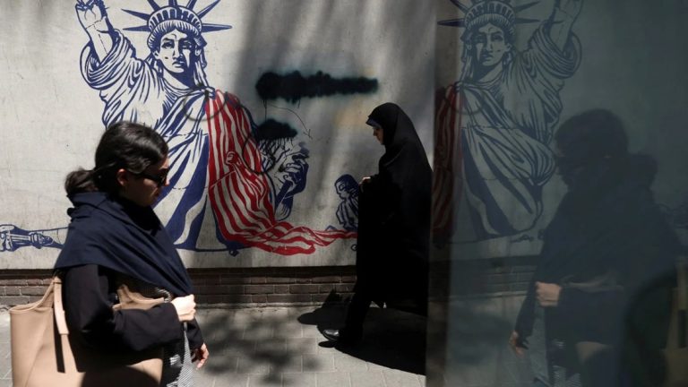 رهائن التناقض الأميركي.. كيف يعيش الشارع الإيراني معلقاً بين فخاخ السلم وهواجس الحرب؟ وسط ترقب لاتفاق محتمل بين طهران وواشنطن، يعيش إيرانيون بين أمل إنهاء الحرب وخشية تجددها، مع شكوك عميقة في نوايا ترامب ومسار التفاوض.