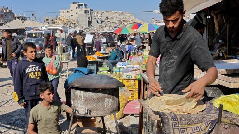 “أنا في غزة.. كيف أصل لرام الله؟” كواليس الشروط المستحيلة التي تواجه عائلات الشهداء لسحب أموالهم فلسطينيون في غزة يشكون تجميد وإغلاق حساباتهم لدى بنك فلسطين بلا إنذار، ما حرمهم من الرواتب والمساعدات والمدخرات وسط أزمة سيولة خانقة.