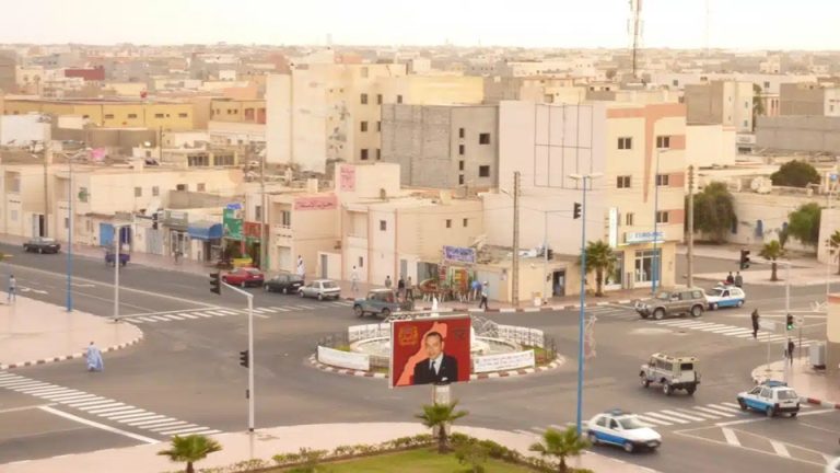صحفيون وسينمائيون صحراويون ينددون بمهرجان الداخلة السينمائي، معتبرين أنه يلمّع الاحتلال المغربي وسط قمع وانتهاكات حقوقية ودعوات لانسحاب المشاركين.
