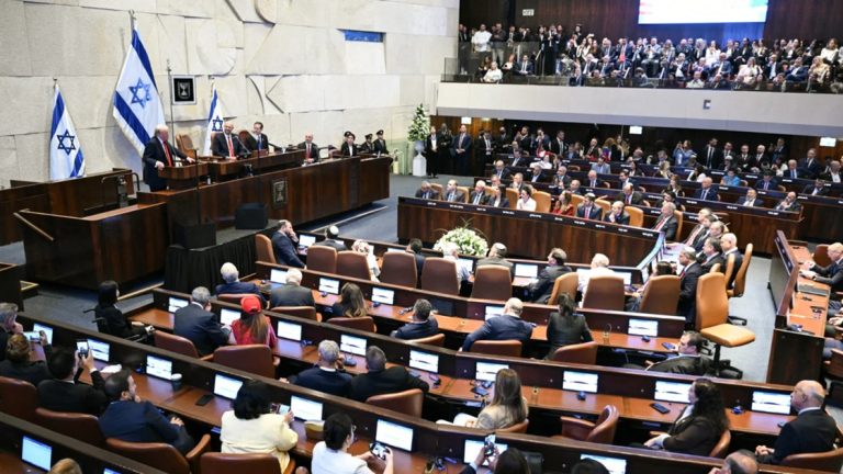 بأغلبية 106 أصوات.. الكنيست يكتب شهادة وفاة حكومة نتنياهو! هل تفجر “حرب التجنيد” ديمقراطية إسرائيل؟ يمهّد تصويت الكنيست الأولي على حلّ البرلمان لانتخابات إسرائيلية مبكرة بين سبتمبر وأكتوبر، وسط أزمة تجنيد الحريديم وتراجع معسكر نتنياهو.