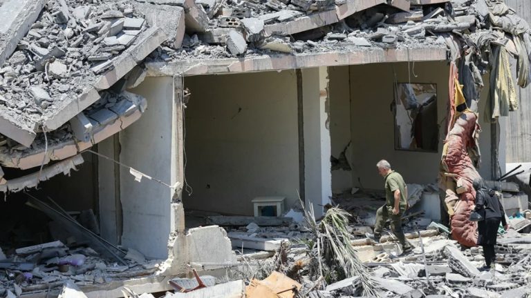 التصعيد الإسرائيلي في جنوب لبنان يؤجل محادثات واشنطن وطهران.. وحزب الله يعلن تدمير دبابات ميركافا تصعيد إسرائيلي في جنوب لبنان يوقع 21 قتيلاً وأكثر من 39 جريحاً، ويدفع إيران لتأجيل محادثاتها مع واشنطن حول تثبيت وقف إطلاق النار