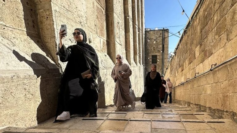 اعتقال خمس ناشطات في لجان صحية بالضفة يعيد تسليط الضوء على تصاعد ملاحقة الفلسطينيات، وسط تحذيرات حقوقية من حملات دهم واعتقال واسعة.