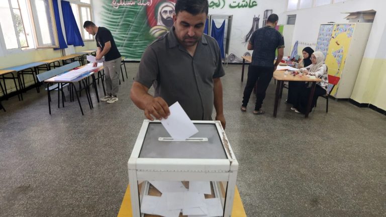 الجزائر في يوم الاقتراع.. سباق نحو البرلمان وسط تحديات لقمة العيش وهاجس ‘العزوف الانتخابي يدلي نحو 25 مليون جزائري بأصواتهم في انتخابات برلمانية وسط مخاوف من عزوف الناخبين، وقلق بشأن المعيشة واستبعاد مرشحين معارضين.